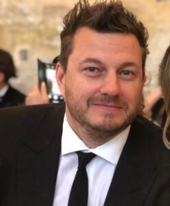 Zach Braff Instagram - My manager and best friend, Chris Huvane took his own life yesterday after years of battling severe depression. I tried and tried to help him. Each time I thought my pep-talk or idea for a new regimen might make a difference. He was so beloved in this town, so many others did the same. I promise you, you could not have met a better man. Those of us left behind can’t help but think of what else we could have done. What if I’d moved in with him? What if I’d said this or that? My mom (a psychologist) said something that brings tears to my eyes even as I type this. She said “Those he left behind have to to suffer, but Chris’ suffering is finally over.” Please post suicide hotline numbers and resources in your country below. Please be kind in the comments. This is the lowest I have felt in some time. I love you Chris. The suffering is over.