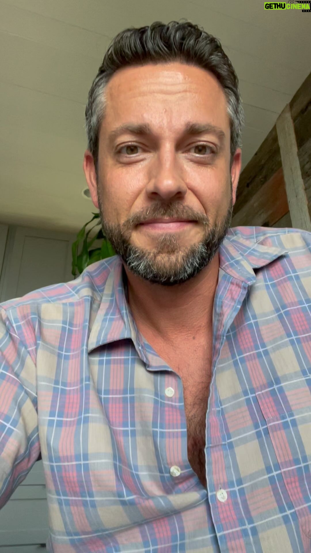 Zachary Levi Instagram - Heyooo! Do you live in Pittsburgh? Or the surrounding area? Or don’t mind doing a bit of traveling? Then have I got news for you!!! I’ll be at @steelcitycomiccon August 12th-14th doing signings, photos, Q&A’s and more, and would love to see you there!!! Come out and get yer nerd on with me. I promise a good time. 😎