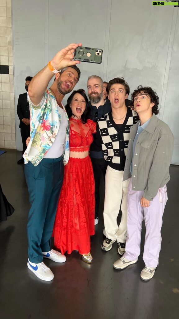 Zachary Levi Instagram - A little glimpse of the Shazamily over here saving lives one song at a time as we rap Shazam: Fury of the Gods with the good people of @comic_con. Hall H babayyy!!! Can ya dig it? 🤘😎🤘