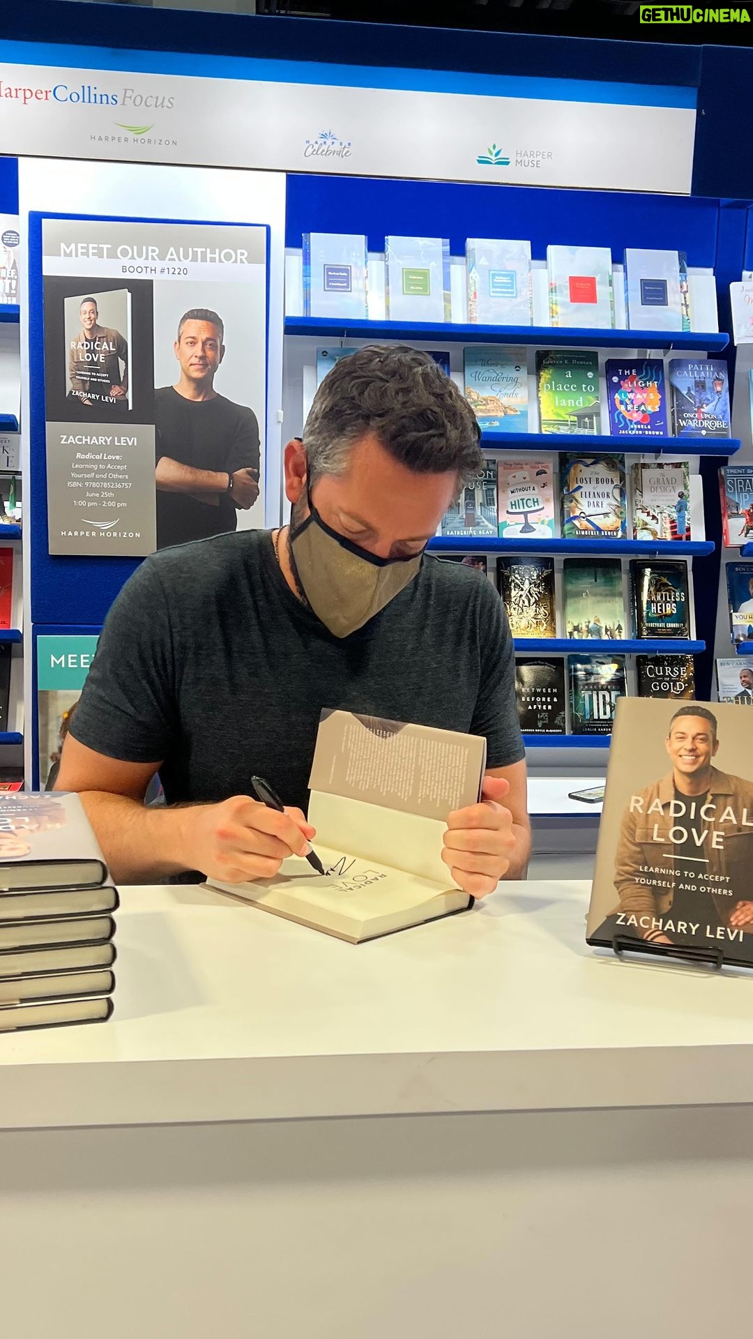 Zachary Levi Instagram - Iβve done a lot of conventions in my day but never before one chock full of thousands of sexy librarians!! ππ» Great day in D.C. at the @americanlibraryassociation convention getting to meet so many lovely folks molding minds everywhere. Thanks for having me #alaac22 and @harpercollins. 3 more days until π€β€οΈπ #radicallovebook is officially out!