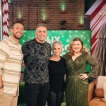 Zachary Levi Instagram - Had the best time being a part of @kellyclarksonshow with my @americanunderdg fam, @kurt13warner & @brendawarner 💙 Tune in today at 2pm local time on @NBC. Grooming: @mnmachado Styled by: @warrenalfiebaker