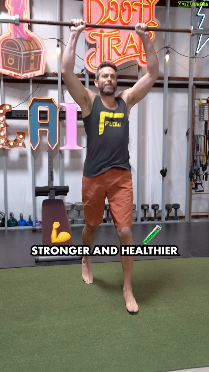 Zachary Levi Instagram - Always innovating 🧬 #FlowSupps #bts