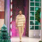 Zachary Levi Instagram - Had the best time being a part of @kellyclarksonshow with my @americanunderdg fam, @kurt13warner & @brendawarner 💙 Tune in today at 2pm local time on @NBC. Grooming: @mnmachado Styled by: @warrenalfiebaker