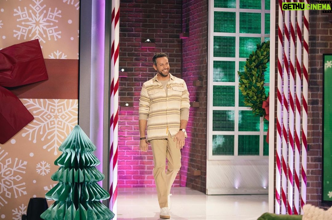 Zachary Levi Instagram - Had the best time being a part of @kellyclarksonshow with my @americanunderdg fam, @kurt13warner & @brendawarner π Tune in today at 2pm local time on @NBC. Grooming: @mnmachado Styled by: @warrenalfiebaker
