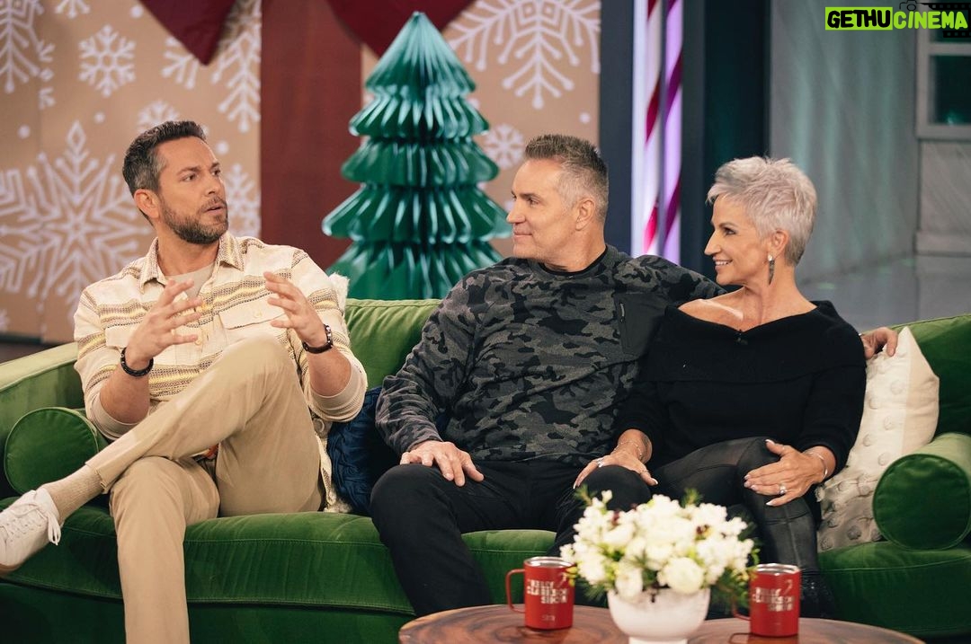 Zachary Levi Instagram - Had the best time being a part of @kellyclarksonshow with my @americanunderdg fam, @kurt13warner & @brendawarner π Tune in today at 2pm local time on @NBC. Grooming: @mnmachado Styled by: @warrenalfiebaker