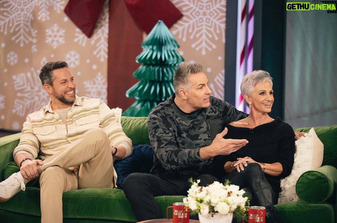 Zachary Levi Instagram - Had the best time being a part of @kellyclarksonshow with my @americanunderdg fam, @kurt13warner & @brendawarner π Tune in today at 2pm local time on @NBC. Grooming: @mnmachado Styled by: @warrenalfiebaker