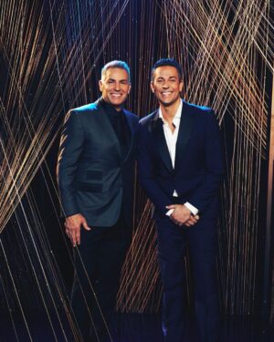 Zachary Levi Instagram - Happy me, having fun at the @CMA, with my boy @kurt13warner, promoting @americanunderdg, which opens on Christmas! 💃Thanks @boss for the dapper duds! #CMAawards

Styling by @warrenalfiebaker 
Grooming by @mnmachado 
Photos by @katiekauss
