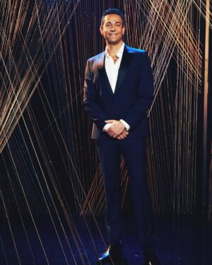 Zachary Levi Instagram - Happy me, having fun at the @CMA, with my boy @kurt13warner, promoting @americanunderdg, which opens on Christmas! 💃Thanks @boss for the dapper duds! #CMAawards

Styling by @warrenalfiebaker 
Grooming by @mnmachado 
Photos by @katiekauss