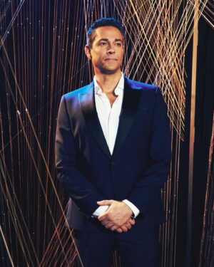 Zachary Levi Instagram - Happy me, having fun at the @CMA, with my boy @kurt13warner, promoting @americanunderdg, which opens on Christmas! 💃Thanks @boss for the dapper duds! #CMAawards

Styling by @warrenalfiebaker 
Grooming by @mnmachado 
Photos by @katiekauss