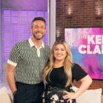 Zachary Levi Instagram - Any day that starts with singing with @kellyclarkson is a great day! 💃🏻 🎤 Tune in TODAY on the @kellyclarksonshow Styled by: @warrenalfiebaker Shirt: @wearebound Pants: @suitsupply Shoes: @dukedexter Grooming: @mnmachado