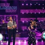 Zachary Levi Instagram - Any day that starts with singing with @kellyclarkson is a great day! 💃🏻 🎤 Tune in TODAY on the @kellyclarksonshow Styled by: @warrenalfiebaker Shirt: @wearebound Pants: @suitsupply Shoes: @dukedexter Grooming: @mnmachado