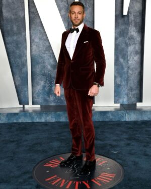 Zachary Levi Instagram - A little @vanityfair Oscar Party never hurt nobody 💃🏻

Styled by: @warrenalfiebaker 
Tux: @canali 
Shoes: @louboutinworld 
Watch: @hublot 
Grooming: @mnmachado 

#VFOscars
#VanityFairOscarParty @gettyentertainment
