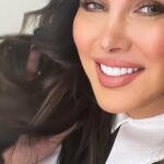 Zahra Arafat Instagram - الابتسامه بوابة لكل القلوب .. ابتسم دائما ليتذكرك الآخرون بها 🤍 ابتسامتي برعاية @tijandental ​ @dr.waleedabuzahra ​ ​ اللوك الروعة برعاية @hanandashti.official ​ @hanandashti.salons ​ @hanandashti.cosmetics ​ @hanandashti.studio ​ Tijan_dental_centerq8