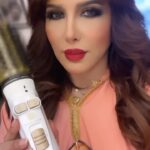 Zahra Arafat Instagram - السشوار اللي بيسهل عملية تصفيف شعركم بسهولة وبوقت قياسي .. من تعلمت عليه صرت ما استغني عنه معاي لكل مكان في البيت وفي السفر .. وصار تصفيف شعري ياخذ نص الوقت .. كود الخصم : ZARAFAT5 @boutiqaatmen @boutiqaat @samraa_stores_ @anytime_anywhere_kw