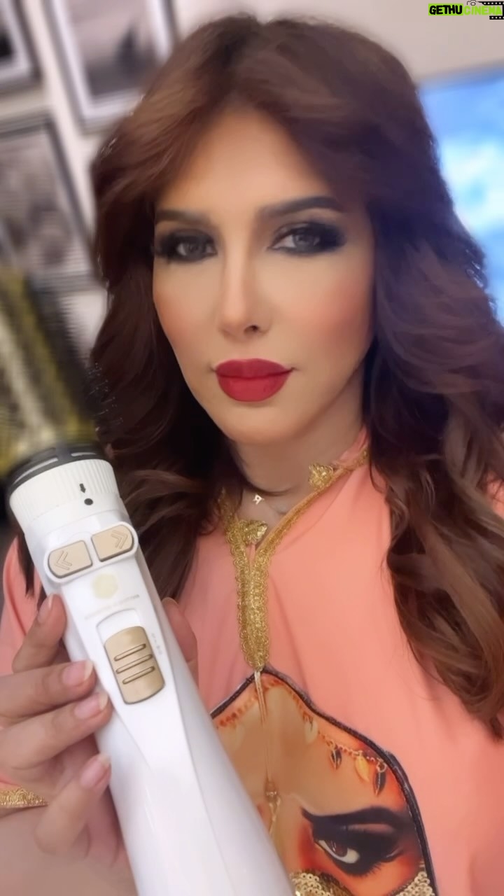 Zahra Arafat Instagram - السشوار اللي بيسهل عملية تصفيف شعركم بسهولة وبوقت قياسي .. من تعلمت عليه صرت ما استغني عنه معاي لكل مكان في البيت وفي السفر .. وصار تصفيف شعري ياخذ نص الوقت .. كود الخصم : ZARAFAT5 @boutiqaatmen @boutiqaat @samraa_stores_ @anytime_anywhere_kw