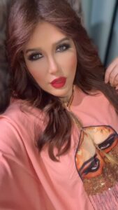 Zahra Arafat Instagram - صح صح😁🫣 ويلتقي فيك شخص كل مرة وانت لابس نفس اللبس 🙃 تصير معاكم ؟ 😁 دراعتي الجميلة المريحة اللي شعرها روعة 🥰 من @samraa_stores_