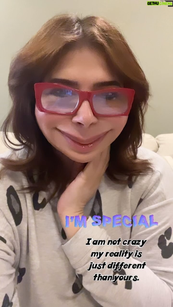 Zahra Arafat Instagram - يجب ان نتقبل الاختلاف .. في كل امور الحياة .. فنحن لا نتشابه أبدا .. هناك عرق مختلف ديانة مختلفة جنس مختلف وجنسية مختلفة هناك تفاوت لافكارنا ومشاعرنا ومنطقنا ونظرتنا للأمور.. مانحب وما نكره .. ما ناكل وما نلبس .. لذلك قيل لو تشابهت الأذواق لبارت السلع 🤓😎😇 #زهرة_عرفات #تقبل #تعايش #نحن_مختلفون Al Zahra (Kuwait)