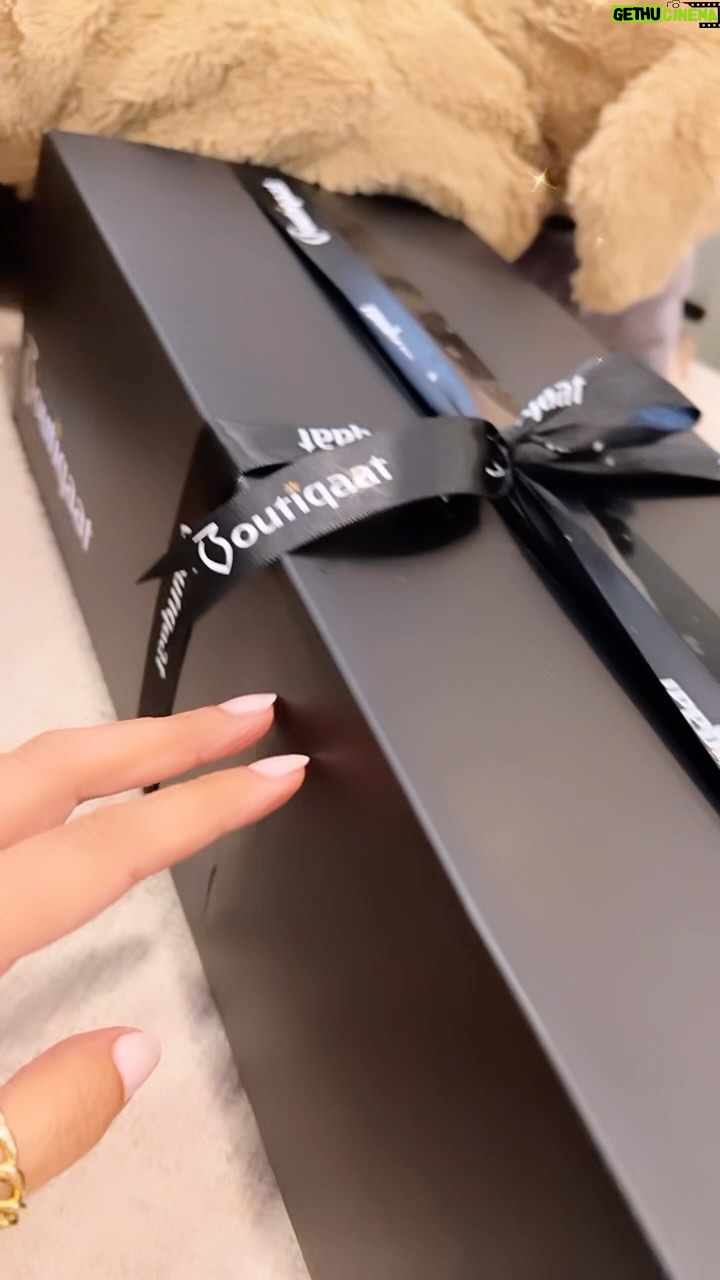 Zahra Arafat Instagram - لما ندلع روحنا ونشتري من #بوتيكي #بوتيك_زهرة_عرفات @boutiqaat @q8saray #reels #reelsinstagram #reelsvideo #instagram