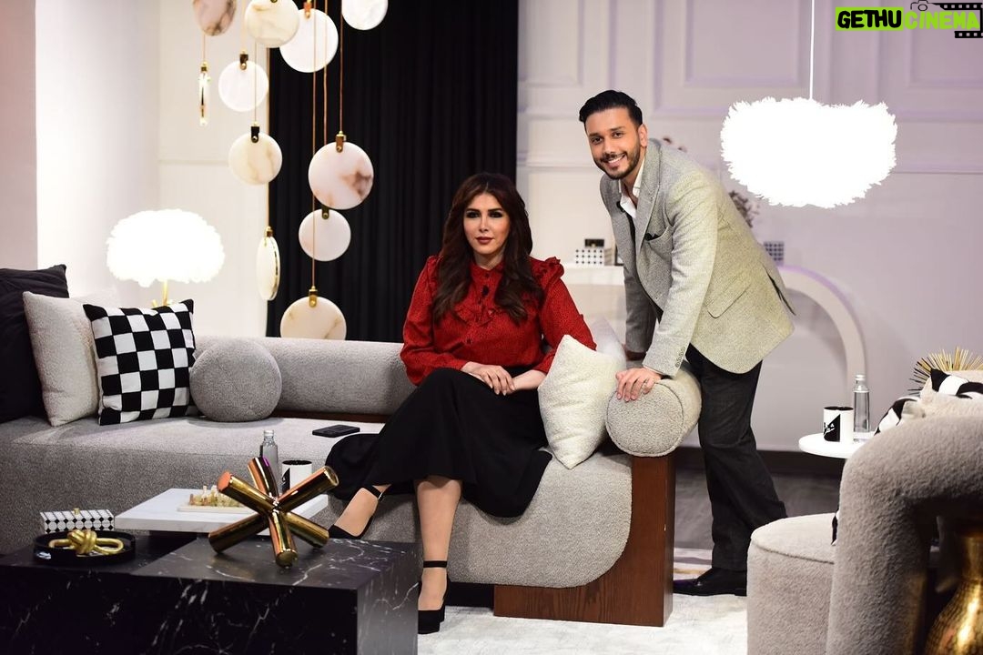 Zahra Arafat Instagram - تابعوا لقائي في برنامج #شطرنج ♟️ مع الإعلامي #عبدالرحمن_الدين والمخرج #رمضان_خسروه. @aldayeen @ramadan_khasrouh اليوم الساعة ٨ مساءً بتوقيت الكويت و ٩ مساءً بتوقيت الإمارات على #تلفزيون_دبي واللي تفوته الحلقة يقدر يتابعها بأي وقت على تطبيق #اوان المجاني. @dubaitv @onawaan @aldayeen @ramadan_khasrouh #رمضان_يجمعنا🌙 #رمضان #رمضان2024 #برامج #ِبرامج_رمضان #زهرة_عرفات #زهرة_عرفات_فانز