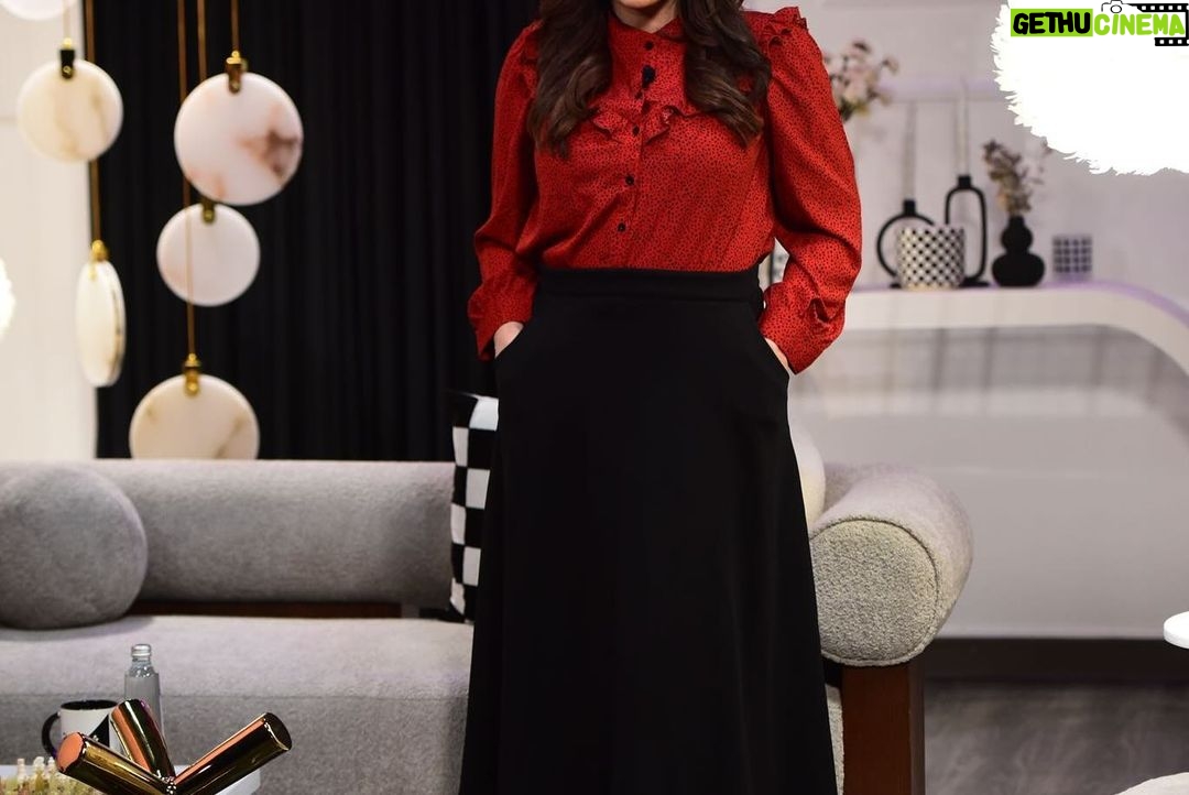 Zahra Arafat Instagram - تابعوا لقائي في برنامج #شطرنج ♟️ مع الإعلامي #عبدالرحمن_الدين والمخرج #رمضان_خسروه. @aldayeen @ramadan_khasrouh اليوم الساعة ٨ مساءً بتوقيت الكويت و ٩ مساءً بتوقيت الإمارات على #تلفزيون_دبي واللي تفوته الحلقة يقدر يتابعها بأي وقت على تطبيق #اوان المجاني. @dubaitv @onawaan @aldayeen @ramadan_khasrouh #رمضان_يجمعنا🌙 #رمضان #رمضان2024 #برامج #ِبرامج_رمضان #زهرة_عرفات #زهرة_عرفات_فانز