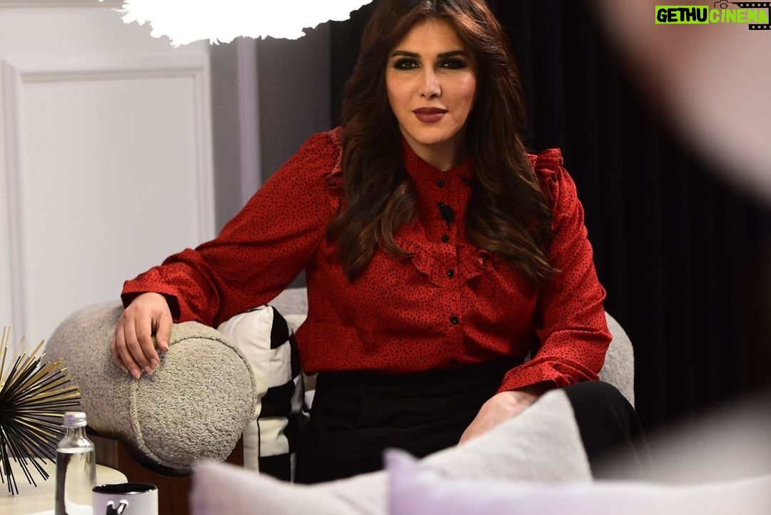 Zahra Arafat Instagram - تابعوا لقائي في برنامج #شطرنج ♟️ مع الإعلامي #عبدالرحمن_الدين والمخرج #رمضان_خسروه. @aldayeen @ramadan_khasrouh اليوم الساعة ٨ مساءً بتوقيت الكويت و ٩ مساءً بتوقيت الإمارات على #تلفزيون_دبي واللي تفوته الحلقة يقدر يتابعها بأي وقت على تطبيق #اوان المجاني. @dubaitv @onawaan @aldayeen @ramadan_khasrouh #رمضان_يجمعنا🌙 #رمضان #رمضان2024 #برامج #ِبرامج_رمضان #زهرة_عرفات #زهرة_عرفات_فانز