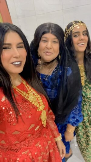 Zahra Arafat Instagram - من كواليس مسلسل #هوّد_الليل 
الروح الجميلة والمرح وأجواء العايلة الوحدة رغم ظروف الجو و الحرارة كانت مليون 😁
@shahdofficiall @shahad_alkanderi7 @3akas_alfreej @mhlhl_85
