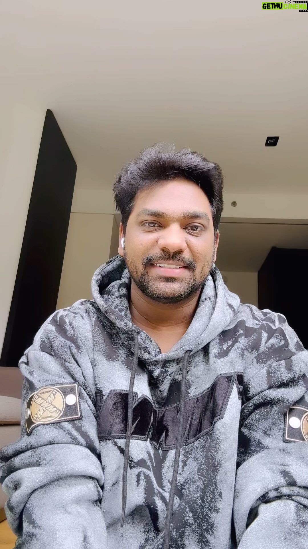 Zakir Khan Instagram - Hey guys!!!! #DrinkALotOfWater #BahutSaareLog New York City