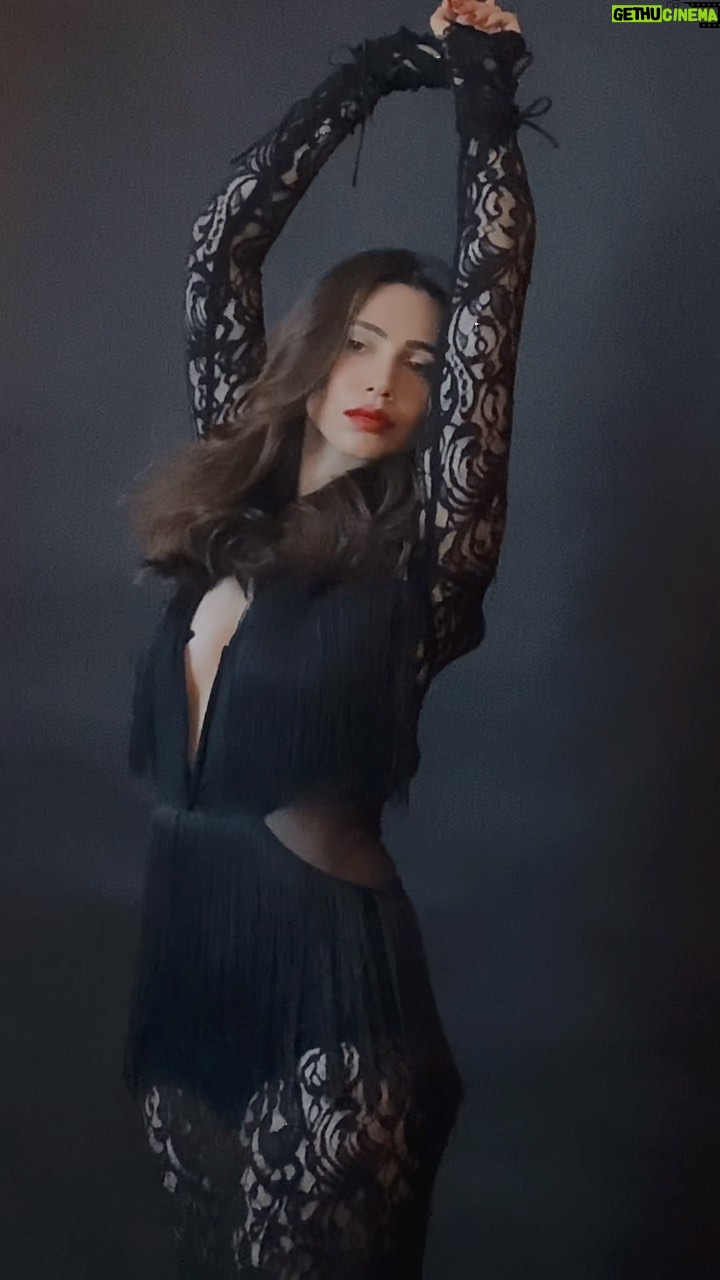 Zara Khan Instagram - Killin time while I wait for my π β¦. . . . #styling @hitendrakapopara #outfit @zeenazaki #necklace @rubans.in #photographer @milind_misal #makeupartist @safasheikhbeauty #hairstylist @ashisbogi