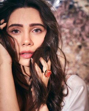 Zara Khan Instagram - ✨✨✨
.
.
.
#styling @hitendrakapopara 
Assisted by @tanyakalraaa 
#photography @milind_misal 
#outfit @dishapatilpretcouture 
#earrings @rubans.in 
#makeup @safasheikhbeauty 
#hair @little_hair_poetry