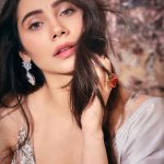 Zara Khan Instagram - ✨✨✨ . . . #styling @hitendrakapopara Assisted by @tanyakalraaa #photography @milind_misal #outfit @dishapatilpretcouture #earrings @rubans.in #makeup @safasheikhbeauty #hair @little_hair_poetry