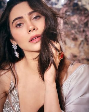 Zara Khan Instagram - ✨✨✨
.
.
.
#styling @hitendrakapopara 
Assisted by @tanyakalraaa 
#photography @milind_misal 
#outfit @dishapatilpretcouture 
#earrings @rubans.in 
#makeup @safasheikhbeauty 
#hair @little_hair_poetry