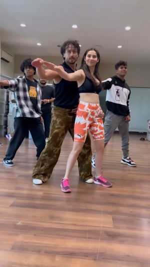 Zara Khan Instagram - Thank you guys for the 10 million love on YouTube !!! Keep those reels coming in!!! 🫶🏻🫶🏻🫶🏻 #lovestereoagain !!!
.
.
.

@edwardmayaofficial x @tigerjackieshroff x #ZahrahSKhan x @tanishk_bagchi 

#tseries @tseries.official #BhushanKumar @shraddhapandit @vikajigulina @eldarmansurov_official @shuntymanish @poojasinghgujral @zui_vaidhya @azeemdayani @pallakhshahv @adamalikworld @vivinsachdeva @shivamchanana @safasheikhh @little_hair_poetry @milind_misal @candidly_ish
