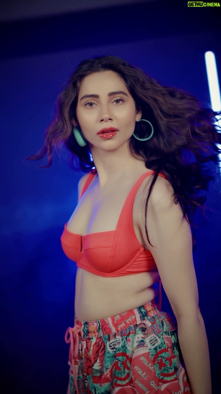 Zara Khan - 135.5K Likes - My heart goes La la ka dancing with this pretty girl @zarakhan ✨⭐️ Go recreate the hookstep and tag us
Choreography @zui_vaidhya 🥳
Shot by @gaurav_visuals
HMU @simarrbhasin