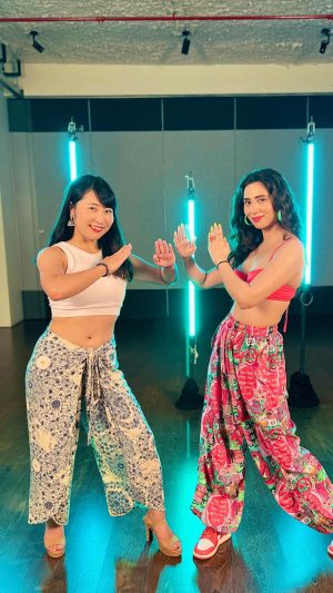 Zara Khan Instagram - Love Stereo Again 🇮🇳❤️🇯🇵

Thank you @zarakhan ❤️
It was super fun dancing with you!

@tigerjackieshroff @edwardmayaofficial @tseries.official 

Special thanks to @myqyuki 

#ytshorts #stereolove
#trendingreels