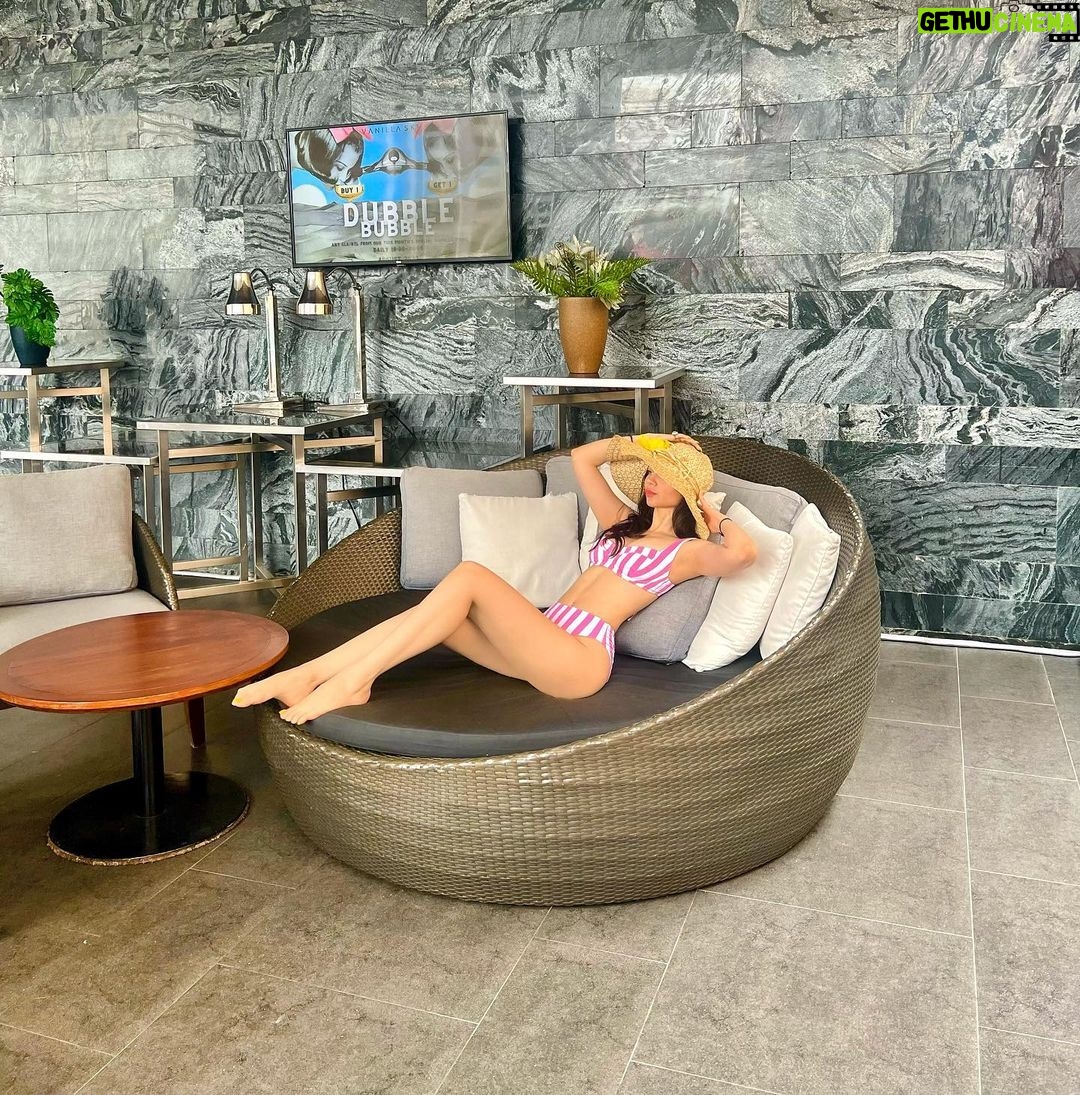Zara Khan Instagram - Weekend plan : "Yay space!" β #barbie π π«Άπ»πππ©π§ β¦. . . . @skyviewhotelbangkok