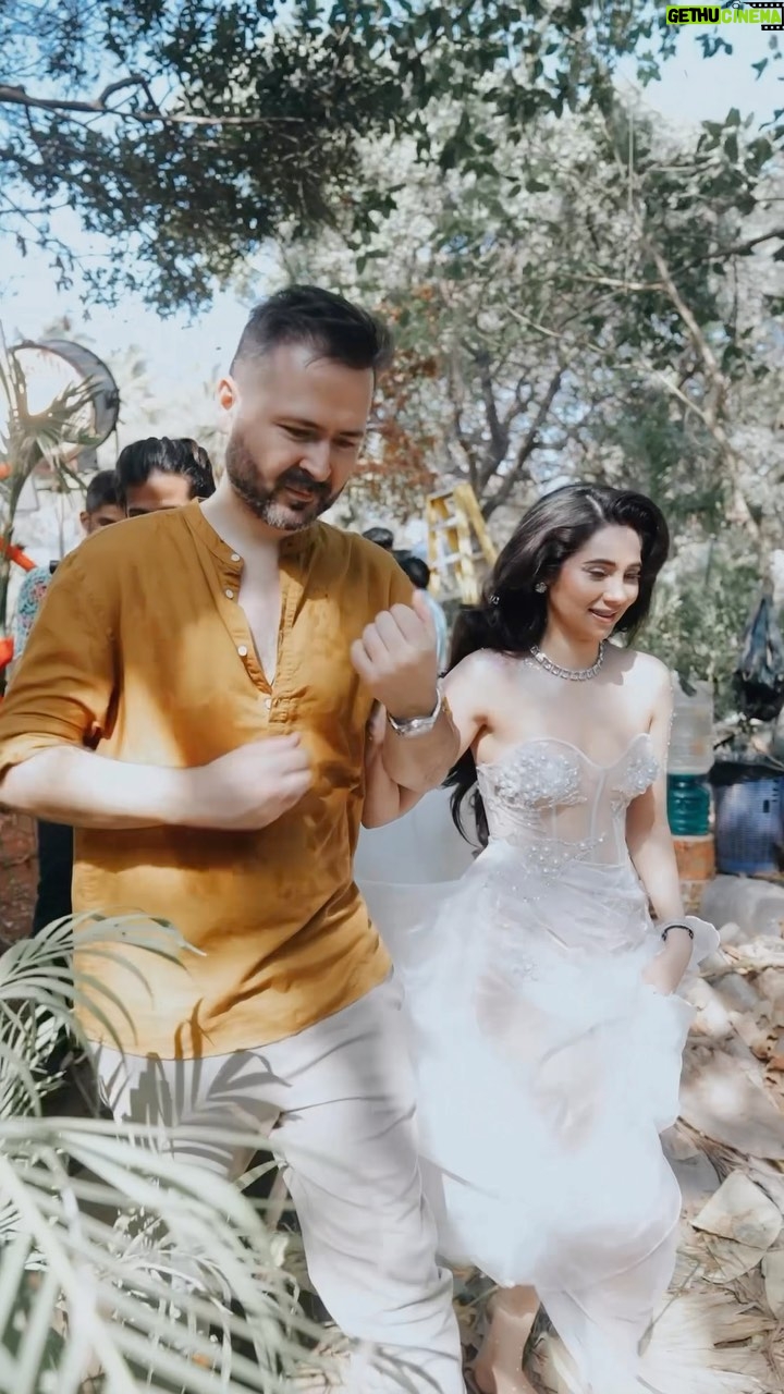 Zara Khan Instagram - A little #bts of #lovestereoagain shoot !!! π«Άπ» The most special part of day one was being escorted on set by @edwardmayaofficial him self ! Guna put up a full video of that soon! Till then enjoy the glimpse of it and the bts πβ¦.. . . . @edwardmayaofficial x @tigerjackieshroff x #ZahrahSKhan x @tanishk_bagchi #tseries @tseries.official #BhushanKumar @shraddhapandit @vikajigulina @eldarmansurov_official @shuntymanish @poojasinghgujral @shivamchanana @zui_vaidhya @azeemdayani @pallakhshah @adamalikworld @safasheikhh @little_hair_poetry @milind_misal @rishikaysh09 @shyamydv08 @shubhamrevankar_ @i_am_piyush_gurbhele @lokesh_sonare