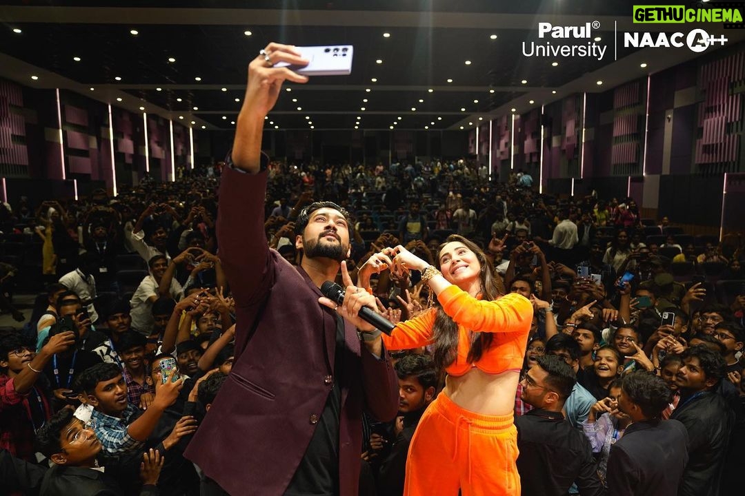 Zara Khan Instagram - Her charm definitely made our hearts swing with love on stereo!🥰🎧 Our students had a great time dancing with Zahrah Khan to the tunes of her latest song, #LoveStereoAgain, and were truly amazed by her energetic performance. They clearly enjoyed the event to its fullest. 🥳 Here are some stills from her visit to our campus yesterday!💞 @reedanshpatelofficial @nikhilkothari88 @tigerjackieshroff @edwardmayaofficial Vadodara, Gujarat, India