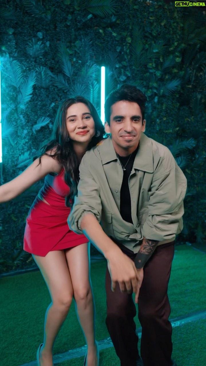 Zara Khan - 190.5K Likes - Dancing with the loveliest @zarakhan on this awesome new track #StereoLoveAgain 🫶
@tigerjackieshroff ✨