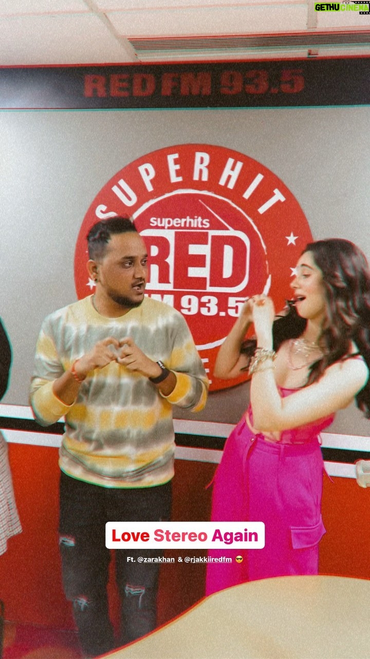 Zara Khan Instagram - Aur yaha mai pighal gaya ππ» #LoveStereoAgain Ft. @zarakhan & @tigerjackieshroff Out Now !! #letsdance @redfm.indies @redfmindia @shraddhapandit @tseries.official @sindhiwithabindi @edwardmayaofficial @tanishk_bagchi #zarakhan #bhushankumar #redfm #indies #rjakkiiredfm #mumbai