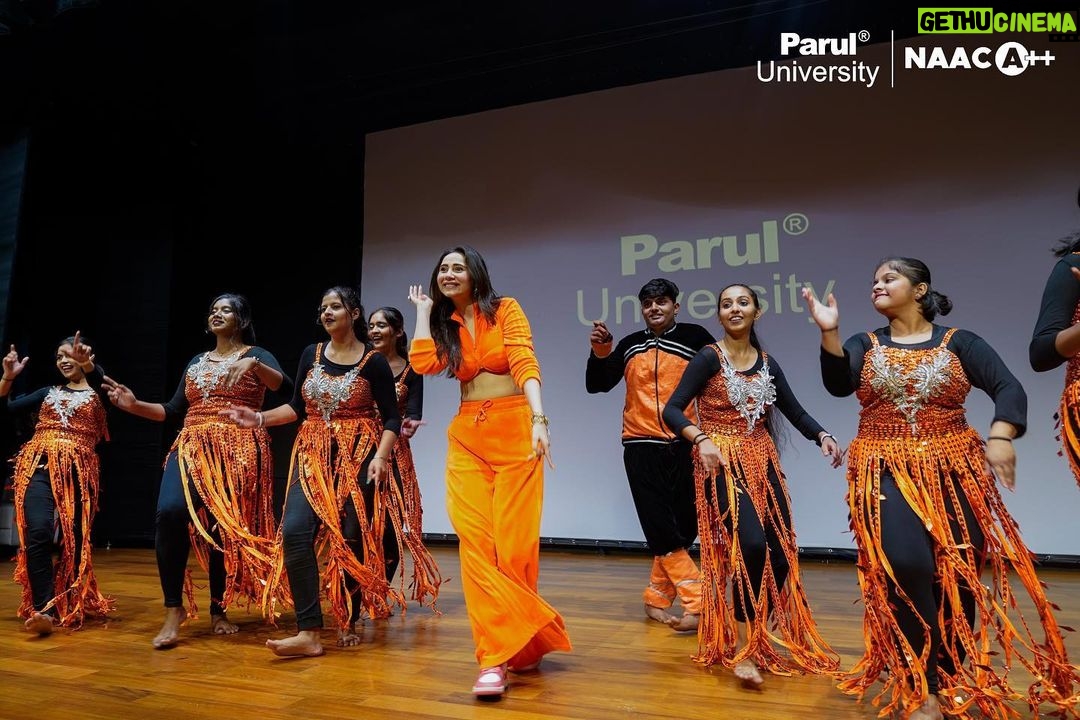 Zara Khan Instagram - Her charm definitely made our hearts swing with love on stereo!🥰🎧 Our students had a great time dancing with Zahrah Khan to the tunes of her latest song, #LoveStereoAgain, and were truly amazed by her energetic performance. They clearly enjoyed the event to its fullest. 🥳 Here are some stills from her visit to our campus yesterday!💞 @reedanshpatelofficial @nikhilkothari88 @tigerjackieshroff @edwardmayaofficial Vadodara, Gujarat, India