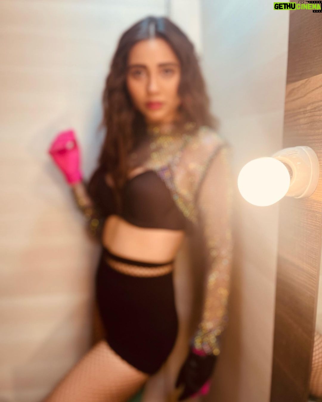 Zara Khan Instagram - Are you guys ready to #calmdown Bollywood style π€ππ§ββοΈ ?? #mumbai lets do thisssπ₯π₯π₯