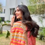 Zara Khan Instagram - Eid Mubarak ✨🫶🏻 . . . @gopivaiddesigns 💛