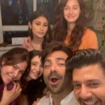 Zara Khan Instagram - An evening at home full of love and beautiful friendships over lots of food & even more dessertsss🧁 may life always keep us under the sunshine of happiness love and success !! AMEN 🧿 💛 ☀️ 😘 @sonambajwa @dishapatani @aparshakti_khurana @imouniroy @stebinben @jasleenroyal @anusoru