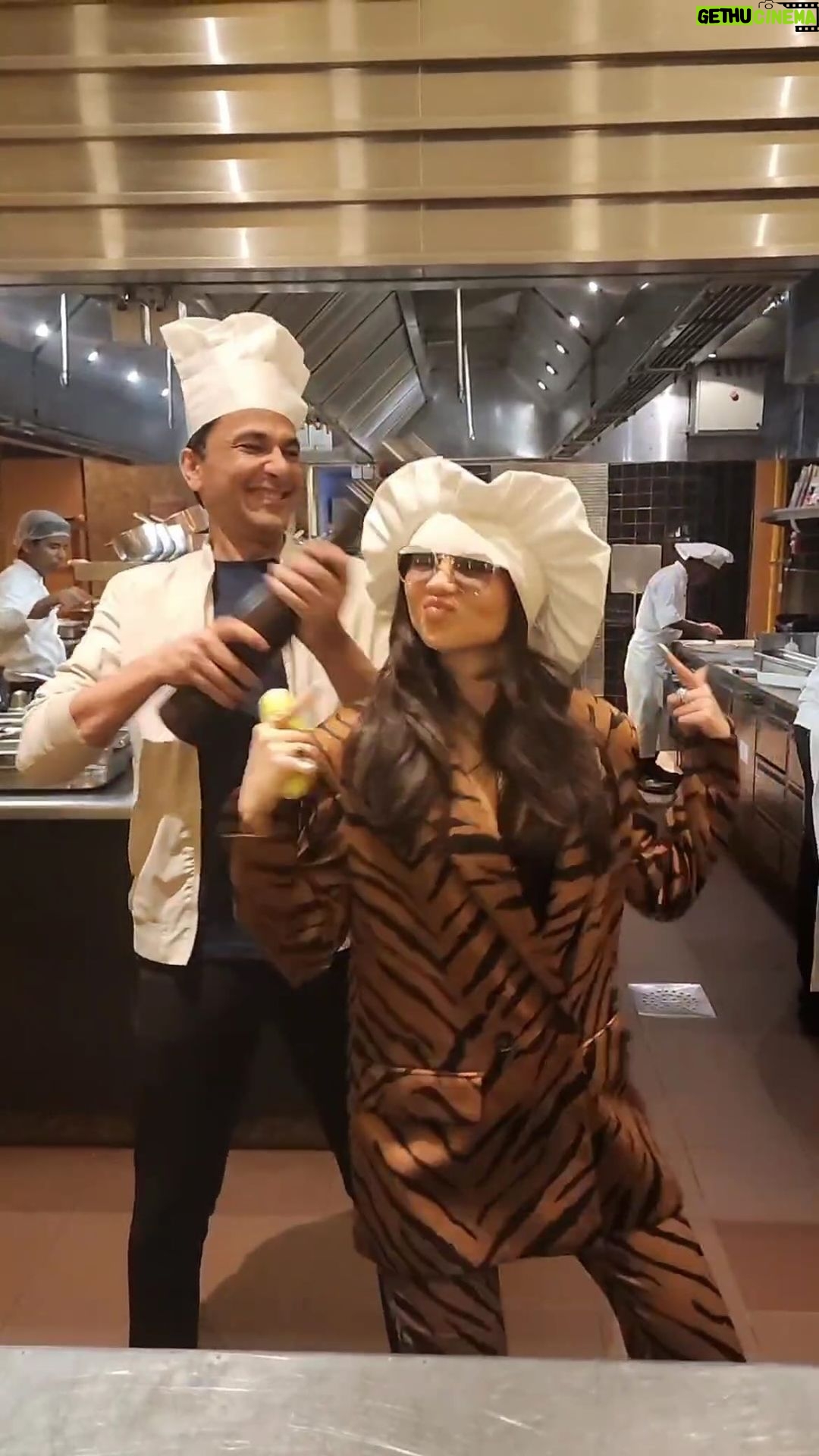 Zara Khan Instagram - Just another day with my favourite #chef in the kitchen cooking up some #shananegins 😋 🥒 🫑 🧑🍳 🙈