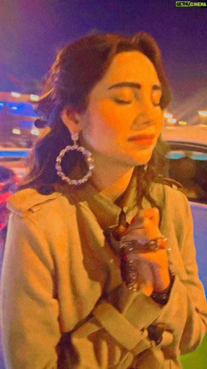 Zara Khan Instagram - Praying & Wishing my way into 2023 & I know it’s only going to get better & better !!! Thank u all for the lovely birthday wishes ,Wishing u all an amazing 2023- LETS DO THIS ✨❤️🔥⭐️🥳🔥 🧚♀️ 🌈 🦄 . Ps thank you @hassnain92 for actually capturing this moment at the strike of 12 !