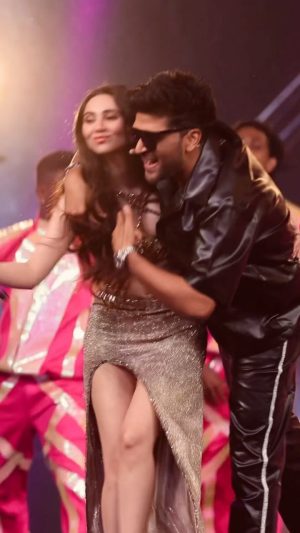 Zara Khan Instagram - Happy one year to one of my favourite songs #dancemerirani ! Amazing team work by @tanishk_bagchi @gururandhawa @shivamchanana @norafatehi ! An thank you all for showering all your love on our track 💖✨
.
.
.
#zahrahskhan #tanishkbagchi #gururandhawa #dancewithnora #norafatehi #music #musician #filmfare #dance #reels 🎥 @anoop.devaraj
