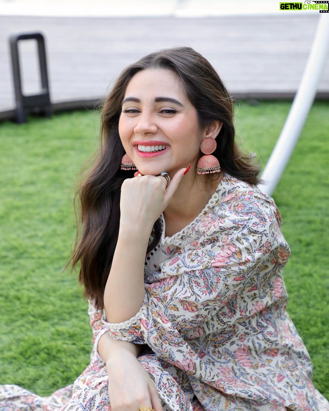 Zara Khan Instagram - 💛💛💛 . . . #photography @bikashm95 #makeup @safasheikhbeauty #hair @little_hair_poetry #outfit @gulabi_dori