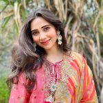 Zara Khan Instagram - Eid Mubarak ✨🫶🏻 . . . @gopivaiddesigns 💛