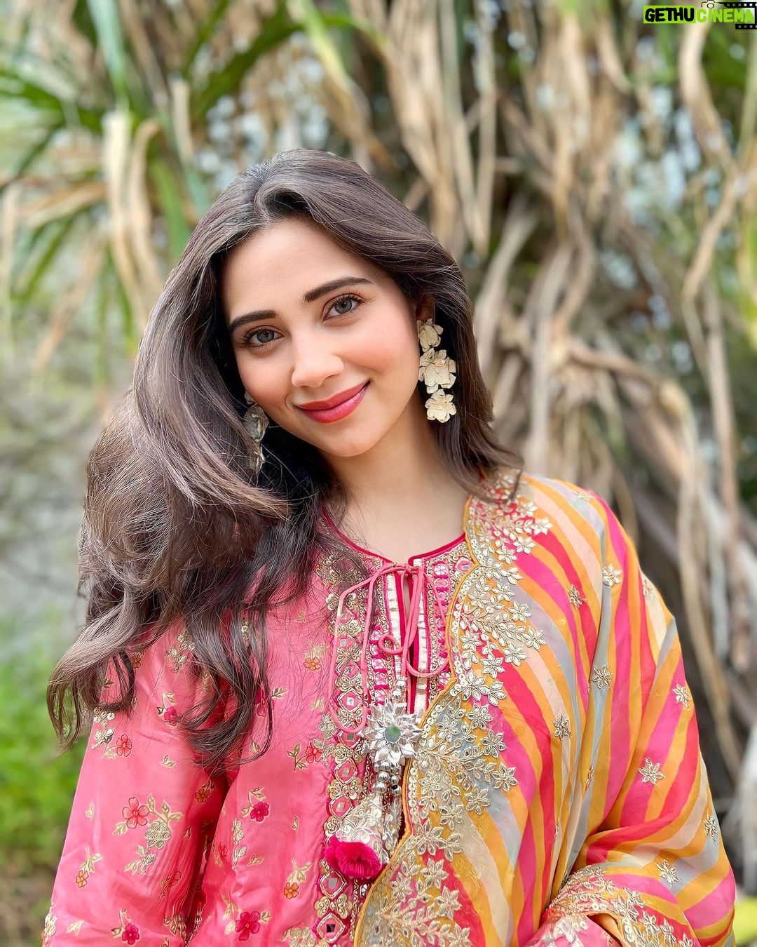 Zara Khan Instagram - Eid Mubarak β¨π«Άπ» . . . @gopivaiddesigns π