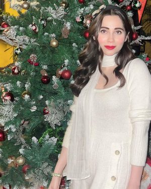 Zara Khan Instagram - Wishing you a season that’s merry and bright with the light of God’s love.✨
#merrychristmas 🎄🤶🏻💚